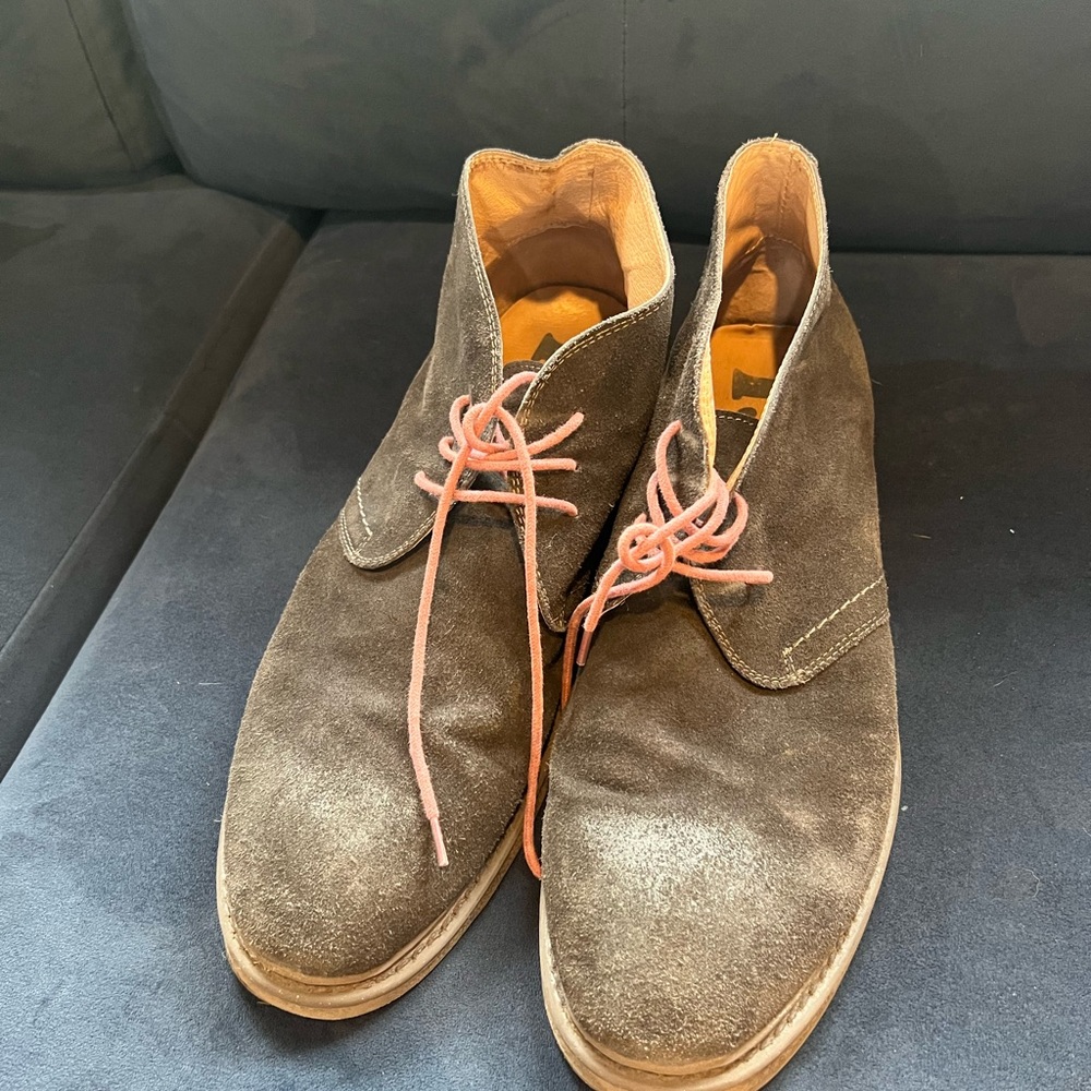 1901 Chukka Boots in Dark Brown with Coral Laces